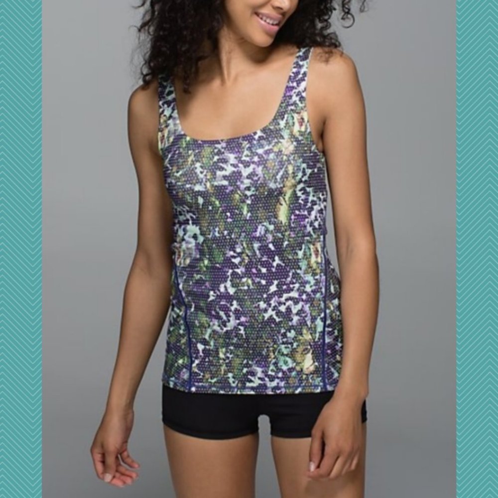 Lululemon Tranquil Sport Printed Light Luon Amala w/ Built In Bra